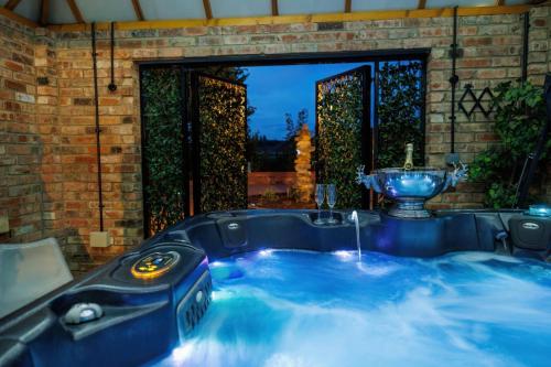 a jacuzzi tub in a backyard at Lincoln Holiday Retreat View with Private Hot Tub in Lincoln