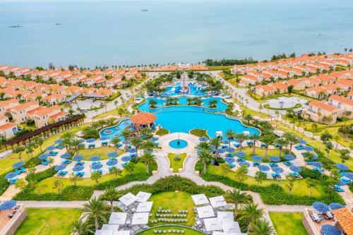 eine Luftansicht eines Resorts mit Pool in der Unterkunft Centara Mirage Resort Mui Ne in Mui Ne