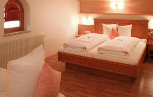 - une chambre avec 2 lits et des oreillers blancs dans l'établissement Lovely Apartment In St, Gallenkirch With Kitchen, à Aussersiggam