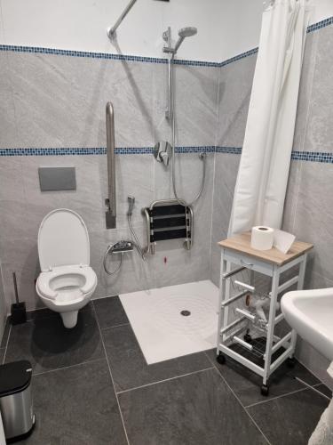 La salle de bains est pourvue d'une douche, de toilettes et d'un lavabo. dans l'établissement Ca' San Michele, à Asti