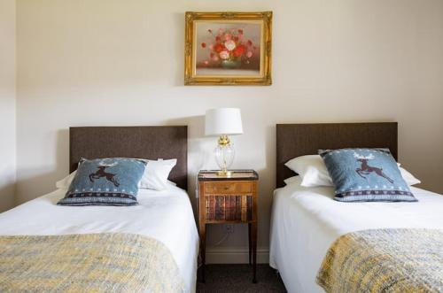 Postel nebo postele na pokoji v ubytování The Bronte Moor Retreat - 3 Bed, Pet Friendly Cottage - Stunning Views - Hot Tub