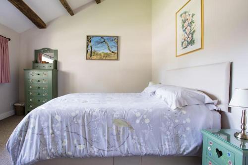 Postel nebo postele na pokoji v ubytování The Bronte Moor Retreat - 3 Bed, Pet Friendly Cottage - Stunning Views - Hot Tub