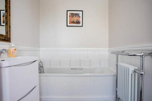 Fotografie z fotogalerie ubytování The Bronte Moor Retreat - 3 Bed, Pet Friendly Cottage - Stunning Views - Hot Tub v destinaci Heptonstall