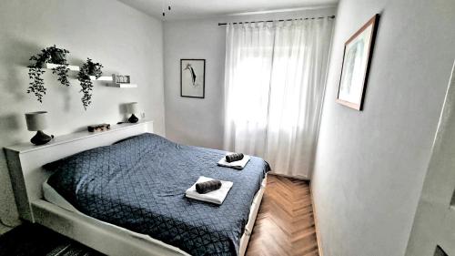 - une chambre avec un lit et 2 serviettes dans l'établissement Mediterranean House - Forest Marjan, à Split