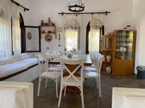 White Sand Villa Direct Access to Koviou Beach