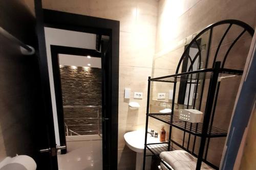 y baño con bañera, aseo y lavamanos. en Espectacular casa grande vacacional en Manta! en Manta