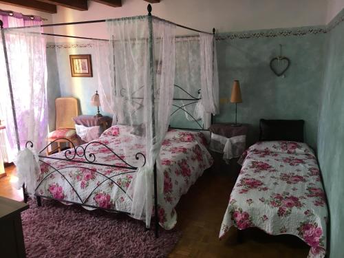 ein Schlafzimmer mit einem Himmelbett in der Unterkunft Gardasee -RESIDENZA POETICA-Garda lake in Cavaion Veronese