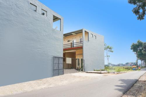 une maison à la façade blanche dans l'établissement OYO Life 91569 Omah Wijaya Kusuma Syariah, à Malang