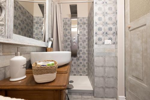 a bathroom with a sink and a shower at Costa Bed and Breakfast in Pollutri