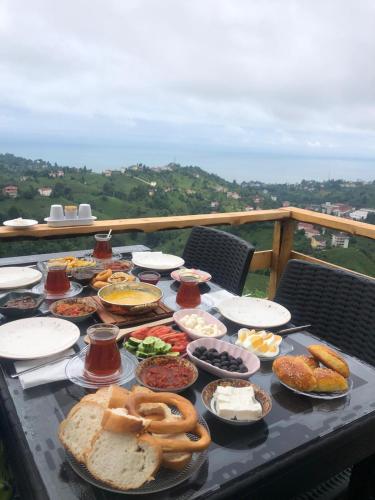 una mesa llena de alimentos y pretzels y otros alimentos en Gültepe Bungalov, en Ardeşen