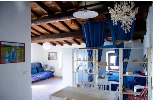 sala de estar con cortinas azules y sofá azul en Country Home Lonato, en Lonato