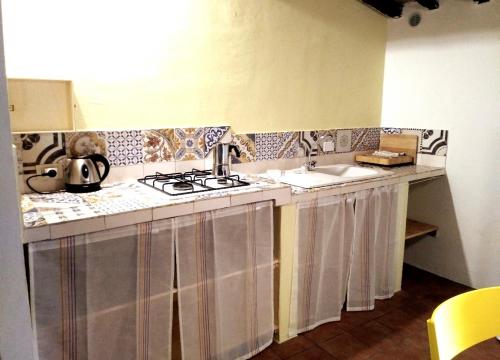 encimera de cocina con fogones y fregadero en Country Home Lonato, en Lonato