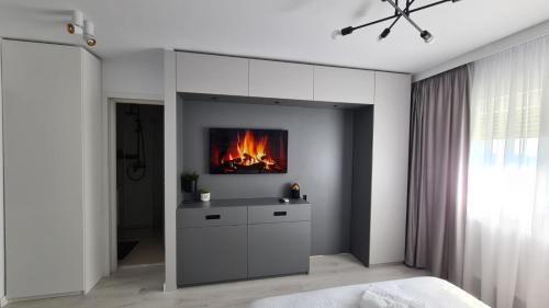 1 dormitorio con chimenea en la pared en Government Deluxe Studio by Magic Apartments, en Bucarest