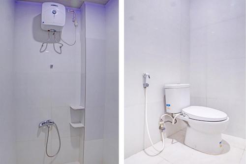 2 fotografias de uma casa de banho com um WC e um chuveiro em Wisma Barokah em Tebingtinggi