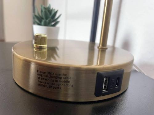 a metal device on a table with a plant at Modern 4 Zi Rooms Netflix, Wifi, Parken CasaLuna85 in Flöha