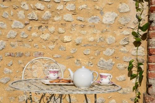 a table with a tea pot and two cups on it at La Fabbrica Delle Idee in Fonte
