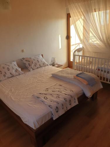 Kama o mga kama sa kuwarto sa Impeccable 2-Bed House in Privlaka Croatia