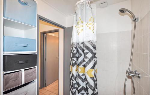 een badkamer met een douche en een douchegordijn bij Stunning Home In Le Barcars With Kitchen in Le Barcarès