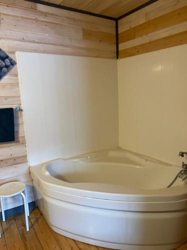 - białą wannę w pokoju ze stołkiem w obiekcie Chalet 8-10 personnes sur la station des Rousses w mieście Lamoura