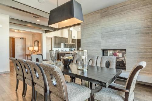 ein Esszimmer mit Tisch und Stühlen und einem Kamin in der Unterkunft Three Bedroom Penthouse apartment hotel in Park City
