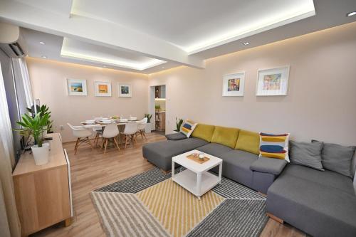 A seating area at Modern Central 2-Bedroom Apartment with Parking