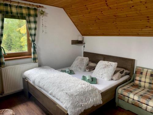 sypialnia z łóżkiem, oknem i kanapą w obiekcie Chata Adriana w Starej Leśnej
