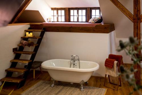 ein Bad mit einer Badewanne und einem Fenster in der Unterkunft Studio Loft Murau - im Herzen der Altstadt in Murau