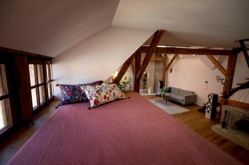 a bedroom with a large bed in a attic at Studio Loft Murau - im Herzen der Altstadt in Murau