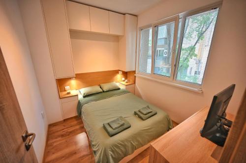A bed or beds in a room at Modern Central 2-Bedroom Apartment with Parking