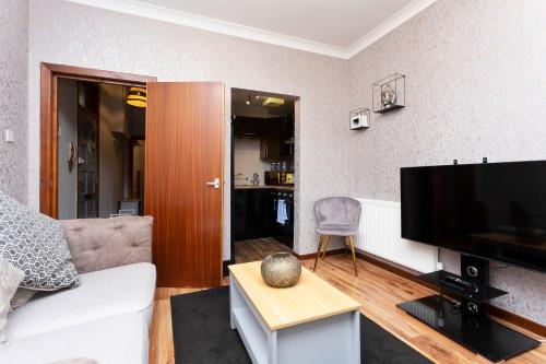 En TV eller et underholdningssystem på Stylish 1 bedroom Apartment-Ground Floor