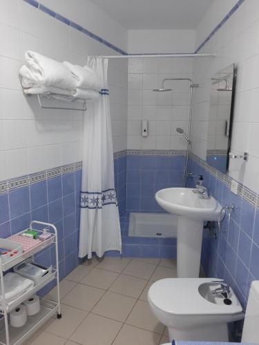 een blauwe en witte badkamer met een wastafel en een toilet bij LALUNA2 in Bajamar