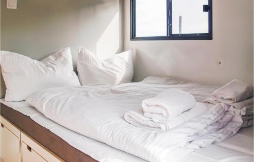 uma cama com lençóis brancos e toalhas em 1 Bedroom Awesome Ship In Brandenburg em Brandenburg West