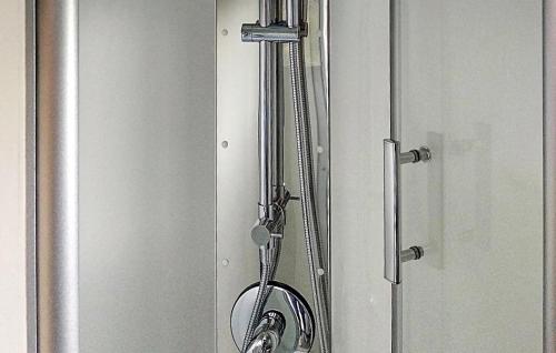 um chuveiro numa casa de banho com uma porta de vidro em 1 Bedroom Awesome Ship In Brandenburg em Brandenburg West