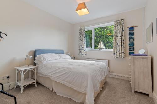 Postel nebo postele na pokoji v ubytování Ballyroan - Peaceful Dog Friendly Cottage