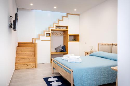 een slaapkamer met een bed en een trap bij Palamì - Polignano a Mare Holiday House in Polignano a Mare