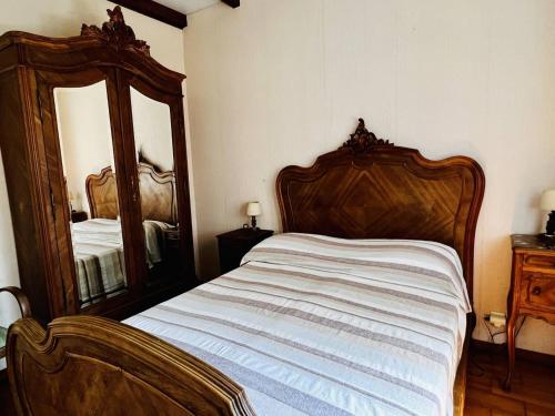 a bedroom with a bed and a large mirror at Maison Basque T4 à Espelette : 5 adultes + 2 enfants, Internet, Jardin, Animal OK - FR-1-495-2 in Espelette