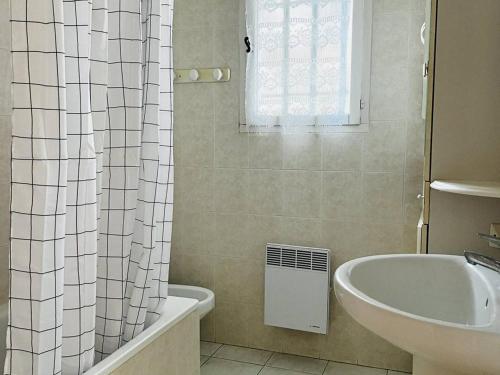 y baño con bañera, lavamanos y ducha. en Maison Espelette, 4 pièces, 5 personnes - FR-1-495-2 en Espelette