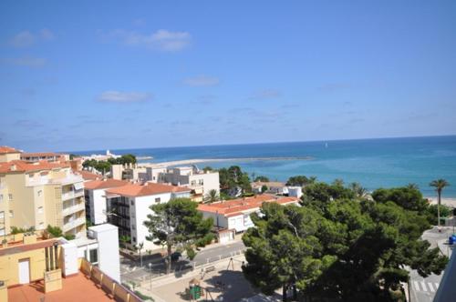 a view of a city with the ocean and buildings at Apartamento con vistas, entre mar y montaña in Hospitalet de l'Infant