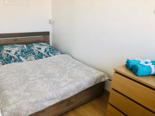 une petite chambre avec un lit et une commode en bois dans l'établissement Nice comfortable sea view, à Nice