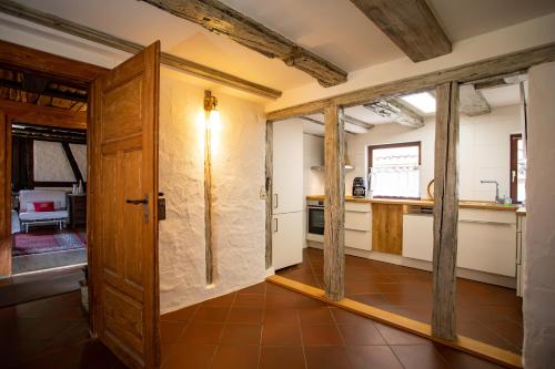 an open door in a room with a kitchen at Ferienwohnung am Schlossgarten in Schmieheim