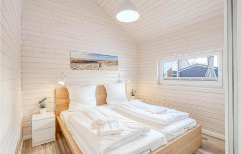 een slaapkamer met een bed in een witte kamer bij 3 Bedroom Amazing Home In Krems Ii-warderbrck in Göls