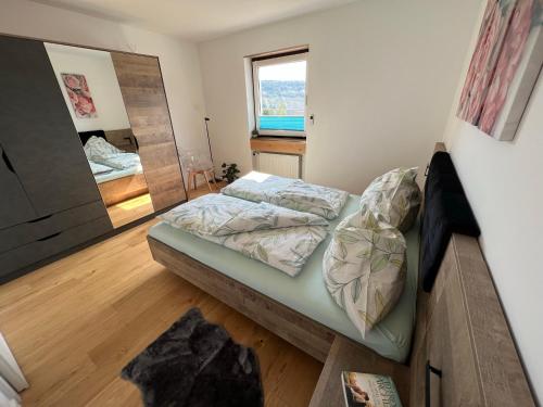 een kleine slaapkamer met een bed en een spiegel bij Traum Berg - Koppelberg 1 in Traben-Trarbach