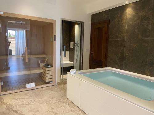 un ampio bagno con vasca e doccia di Il Poggio ad Ascoli Piceno