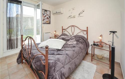 - une chambre avec un lit dans une pièce dotée d'une fenêtre dans l'établissement Nice Home In St,paul-trois-chteaux With Kitchen, à Saint-Paul-Trois-Châteaux