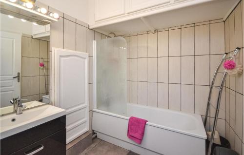 La salle de bains est pourvue d'une baignoire blanche, d'un lavabo et d'une baignoire. dans l'établissement Nice Home In St,paul-trois-chteaux With Kitchen, à Saint-Paul-Trois-Châteaux