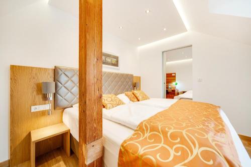 Schlafzimmer mit Himmelbett und Spiegel in der Unterkunft Hotel Astoria in Salzburg