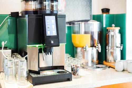 Kemudahan buat kopi dan teh di Hotel Astoria