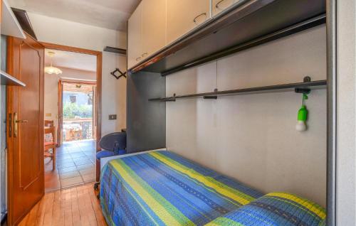 1 dormitorio con 1 cama en una habitación en Gorgeous Home In Gallicano Fraz, Bologn With Wifi, en Bolognana
