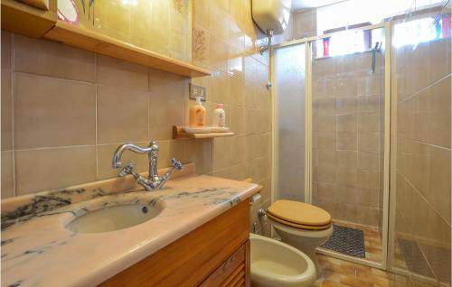 y baño con lavabo, aseo y ducha. en Gorgeous Home In Gallicano Fraz, Bologn With Wifi, en Bolognana
