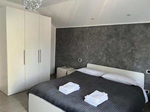 um quarto com uma cama com duas toalhas em pensiunea ALBERO em Curtea de Argeş
